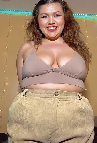 Erotic Lexie Lemon Shows Cleavage in Beige Crop Top and Bouncing Tits