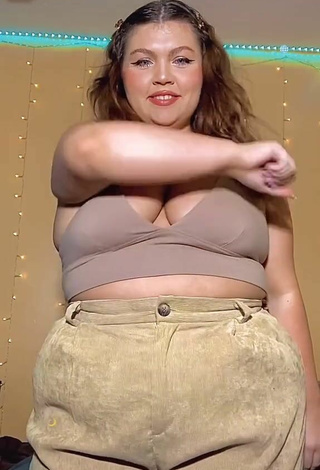 2. Erotic Lexie Lemon Shows Cleavage in Beige Crop Top and Bouncing Tits