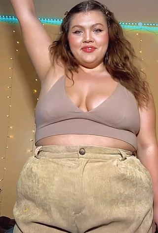 3. Erotic Lexie Lemon Shows Cleavage in Beige Crop Top and Bouncing Tits