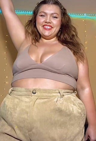 4. Erotic Lexie Lemon Shows Cleavage in Beige Crop Top and Bouncing Tits