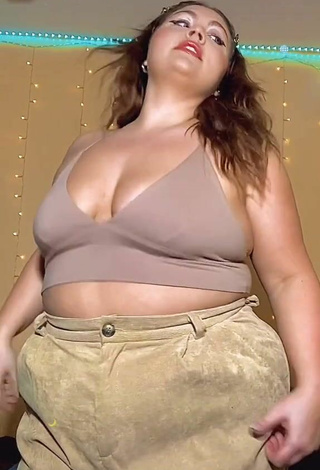 5. Erotic Lexie Lemon Shows Cleavage in Beige Crop Top and Bouncing Tits