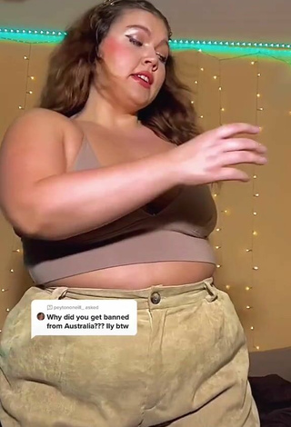 Cute Lexie Lemon Shows Cleavage in Beige Crop Top and Bouncing Boobs