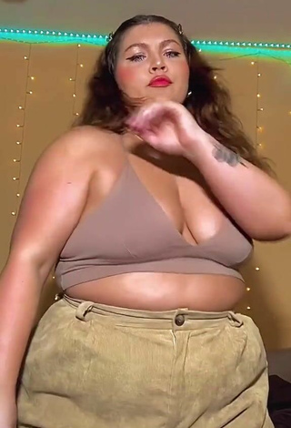 4. Cute Lexie Lemon Shows Cleavage in Beige Crop Top and Bouncing Boobs