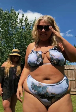 Beautiful Lexie Lemon Shows Cleavage in Sexy Bikini