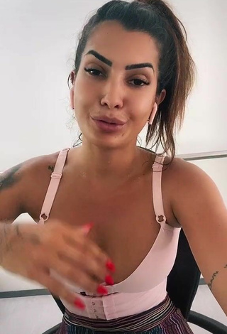 2. Sexy Marina Ferrari Shows Cleavage in Pink Crop Top