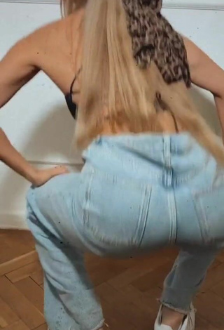 4. Sultry Marta Rental Shows Butt while Twerking