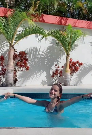 4. Sultry Melissa Rodriguez in Bikini Top at the Swimming Pool