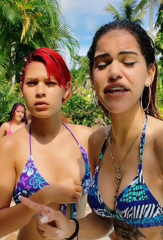 3. Luscious Melissa Rodriguez Shows Cleavage in Bikini