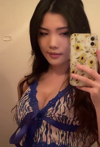 3. Sultry Tinna Fang Shows Cleavage in Crop Top