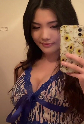 4. Sultry Tinna Fang Shows Cleavage in Crop Top