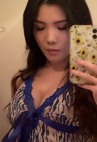 5. Sultry Tinna Fang Shows Cleavage in Crop Top