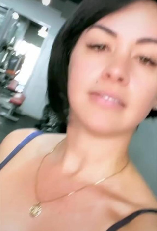 3. Sultry Imaray Ulloa Shows Cleavage in Sport Bra in the Sports Club