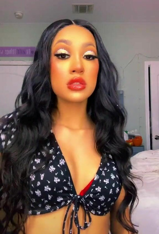 Luscious Paradiisedd Shows Cleavage in Crop Top