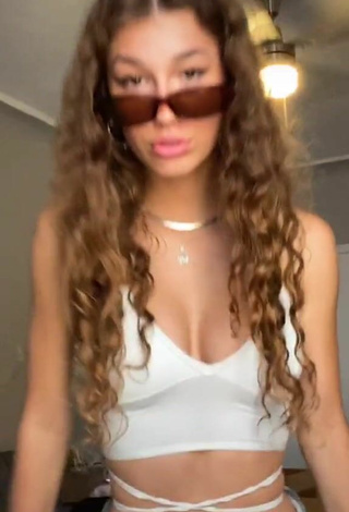 5. Hot Sydney Vézina Shows Cleavage in White Crop Top