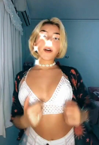 4. Sexy Taynara Cabral Shows Cleavage in White Crop Top