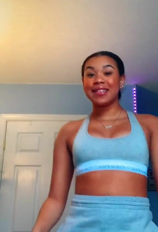 2. Luscious Thyri Frazier Shows Cleavage in Blue Sport Bra and Bouncing Boobs