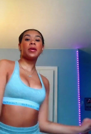 3. Luscious Thyri Frazier Shows Cleavage in Blue Sport Bra and Bouncing Boobs