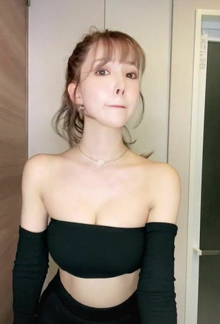 3. Sultry Yua Mikami in Black Tube Top and Bouncing Boobs