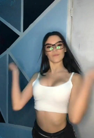 2. Titillating Abigail Glezz Shows Cleavage in White Crop Top and Bouncing Boobs