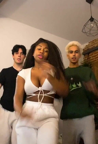 5. Seductive Tania Fernández Shows Cleavage in White Crop Top and Bouncing Tits