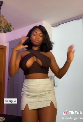 6. Luscious Tania Fernández in Brown Crop Top and Bouncing Tits