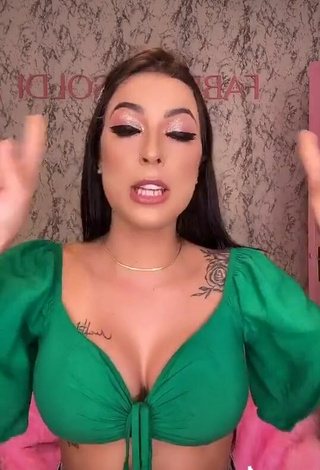 6. Luscious Amanda Ferreira Shows Cleavage in Green Crop Top and Bouncing Tits