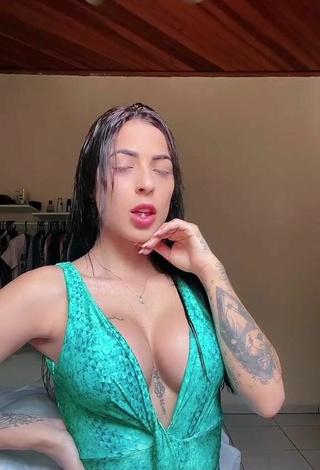 Sexy Amanda Ferreira Shows Cleavage in Green Top