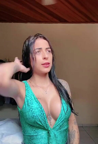 2. Sexy Amanda Ferreira Shows Cleavage in Green Top