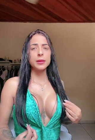 3. Sexy Amanda Ferreira Shows Cleavage in Green Top