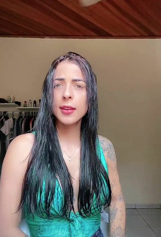 6. Sexy Amanda Ferreira Shows Cleavage in Green Top