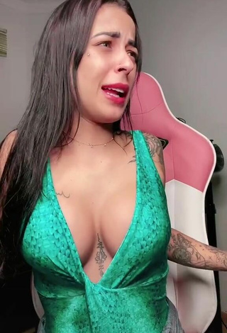 3. Sultry Amanda Ferreira Shows Cleavage in Green Top