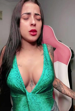 5. Sultry Amanda Ferreira Shows Cleavage in Green Top