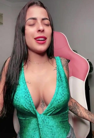 6. Sultry Amanda Ferreira Shows Cleavage in Green Top