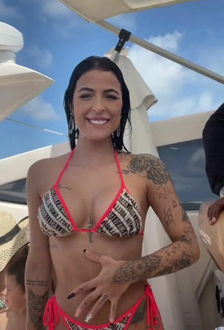 4. Luscious Amanda Ferreira Shows Cleavage in Bikini