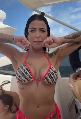 5. Luscious Amanda Ferreira Shows Cleavage in Bikini