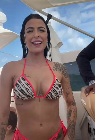 6. Luscious Amanda Ferreira Shows Cleavage in Bikini