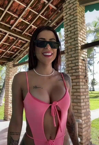 2. Sultry Amanda Ferreira Shows Cleavage in Pink Swimsuit