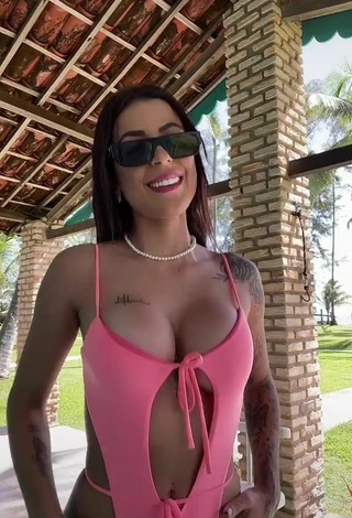 3. Sultry Amanda Ferreira Shows Cleavage in Pink Swimsuit