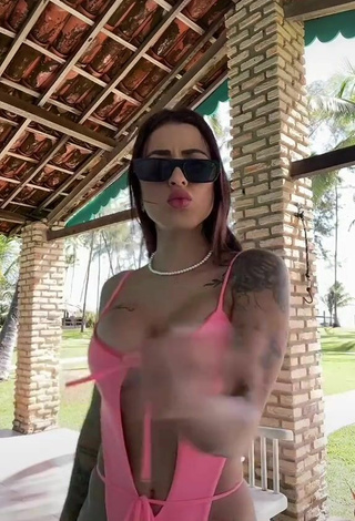 4. Sultry Amanda Ferreira Shows Cleavage in Pink Swimsuit