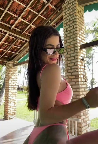 6. Sultry Amanda Ferreira Shows Cleavage in Pink Swimsuit