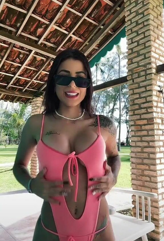 4. Luscious Amanda Ferreira Shows Cleavage in Pink Swimsuit