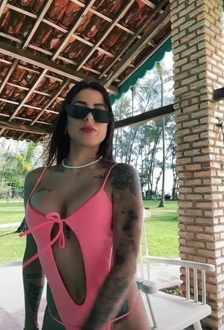 5. Luscious Amanda Ferreira Shows Cleavage in Pink Swimsuit