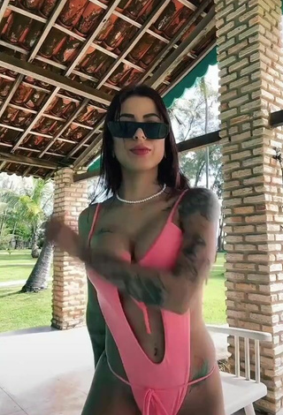 6. Luscious Amanda Ferreira Shows Cleavage in Pink Swimsuit