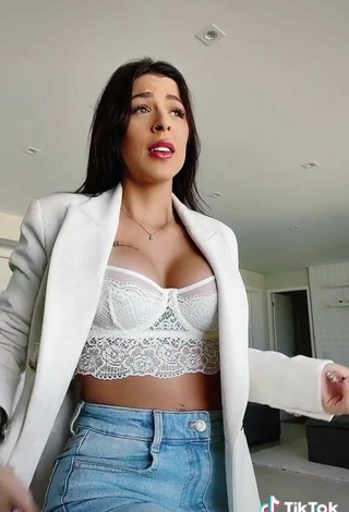 6. Hot Amanda Ferreira Shows Cleavage in White Crop Top