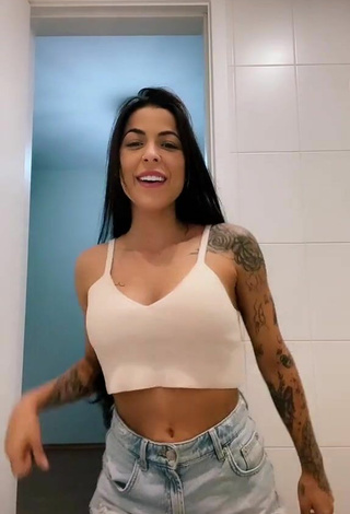 Sexy Amanda Ferreira Shows Cleavage in White Crop Top