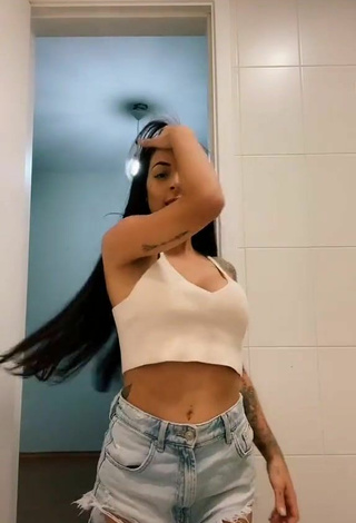 2. Sexy Amanda Ferreira Shows Cleavage in White Crop Top