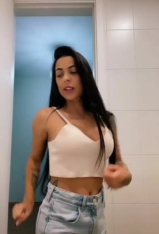 3. Sexy Amanda Ferreira Shows Cleavage in White Crop Top