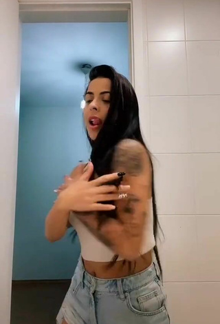 4. Sexy Amanda Ferreira Shows Cleavage in White Crop Top