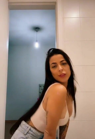 6. Sexy Amanda Ferreira Shows Cleavage in White Crop Top