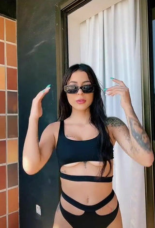 Sexy Amanda Ferreira Shows Cleavage in Black Swimsuit (Underboob)